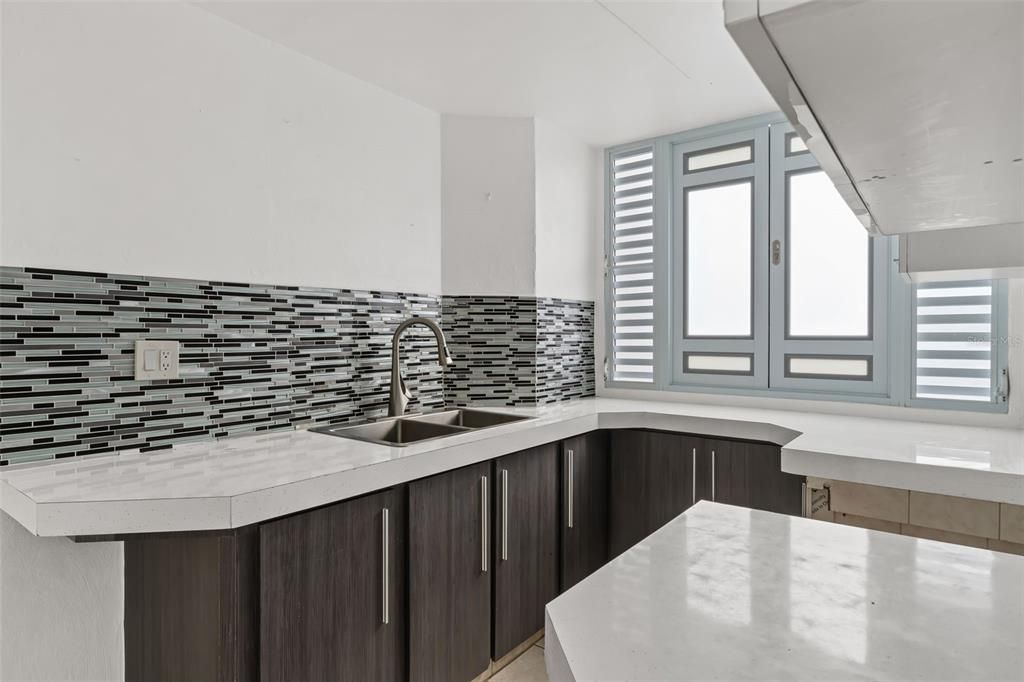 合同活跃: $300,000 (4 贝兹, 3 浴室, 1718 平方英尺)