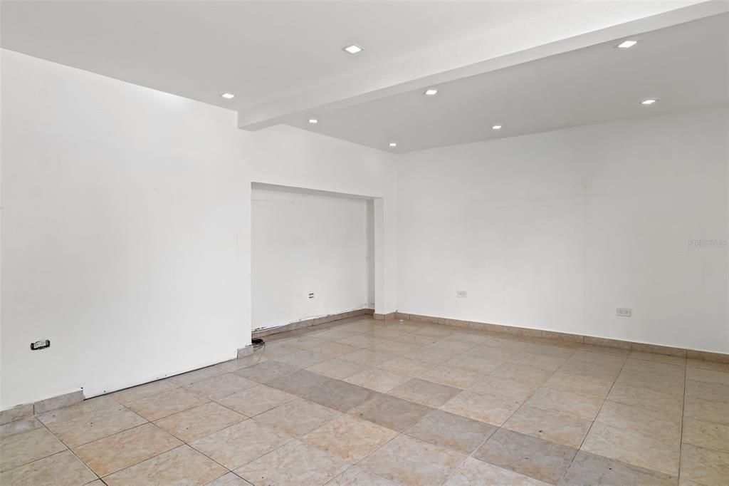 合同活跃: $300,000 (4 贝兹, 3 浴室, 1718 平方英尺)