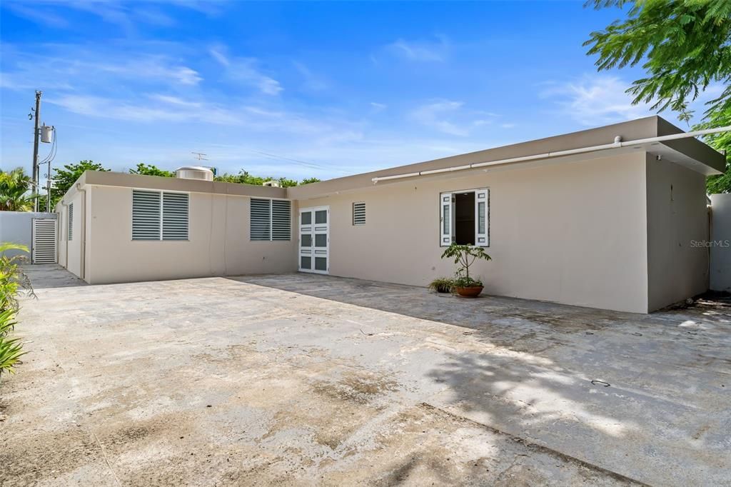 合同活跃: $300,000 (4 贝兹, 3 浴室, 1718 平方英尺)