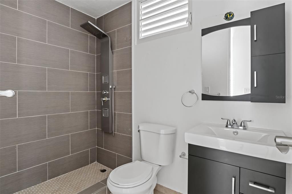 合同活跃: $300,000 (4 贝兹, 3 浴室, 1718 平方英尺)