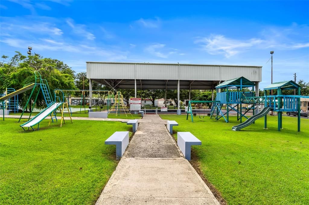 合同活跃: $300,000 (4 贝兹, 3 浴室, 1718 平方英尺)