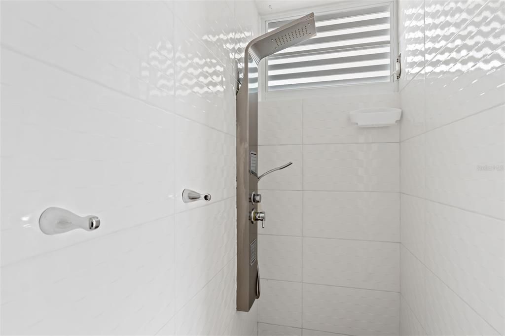 合同活跃: $300,000 (4 贝兹, 3 浴室, 1718 平方英尺)