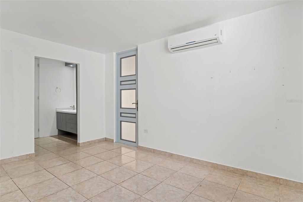 合同活跃: $300,000 (4 贝兹, 3 浴室, 1718 平方英尺)