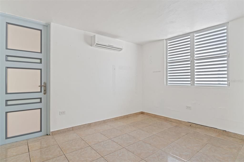 合同活跃: $300,000 (4 贝兹, 3 浴室, 1718 平方英尺)