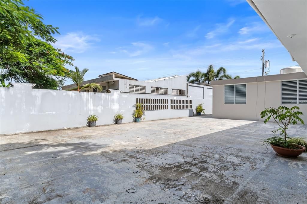 合同活跃: $300,000 (4 贝兹, 3 浴室, 1718 平方英尺)