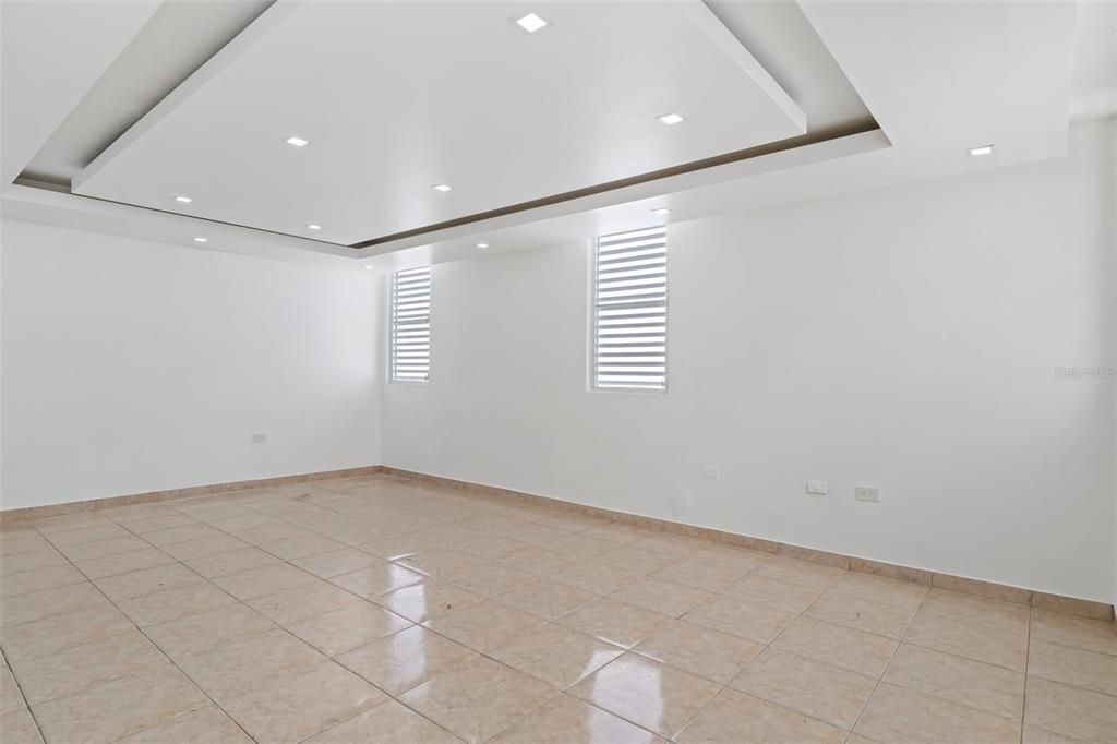 合同活跃: $300,000 (4 贝兹, 3 浴室, 1718 平方英尺)