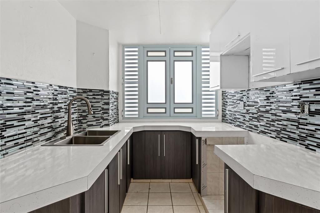 合同活跃: $300,000 (4 贝兹, 3 浴室, 1718 平方英尺)