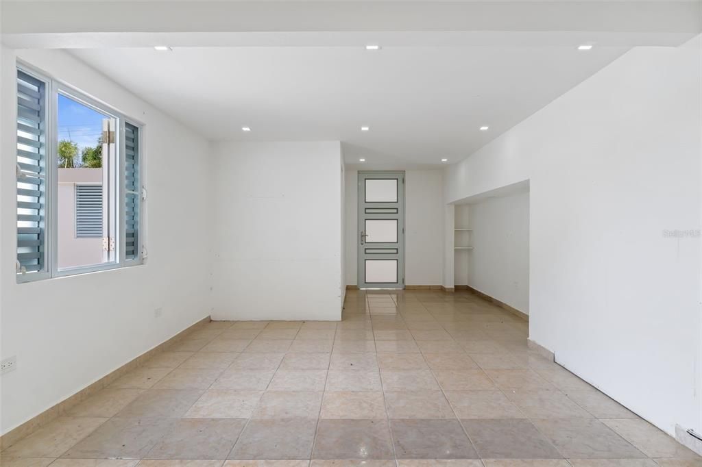 合同活跃: $300,000 (4 贝兹, 3 浴室, 1718 平方英尺)