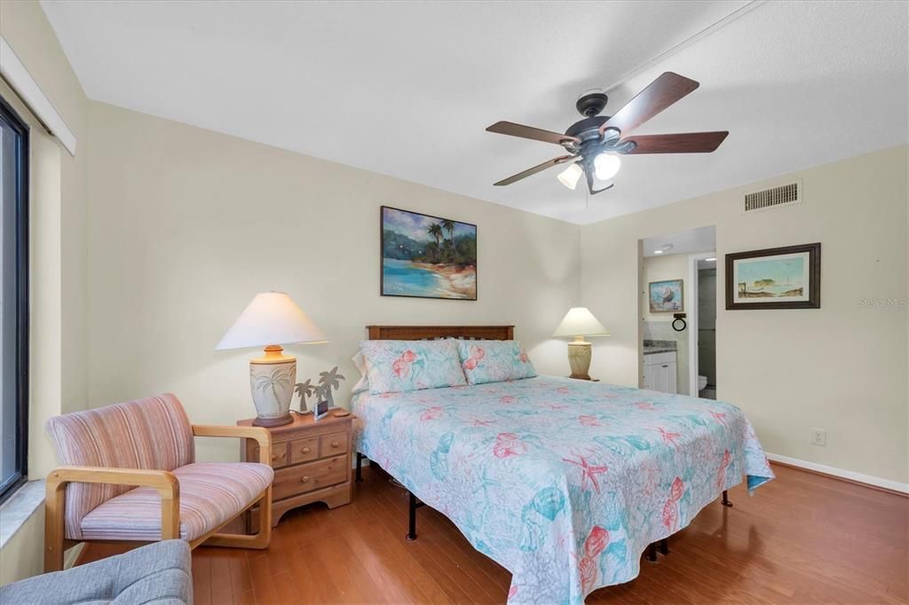 待售: $389,999 (2 贝兹, 2 浴室, 915 平方英尺)