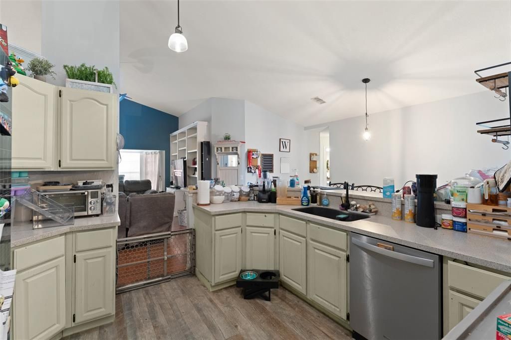 合同活跃: $319,900 (4 贝兹, 2 浴室, 2080 平方英尺)