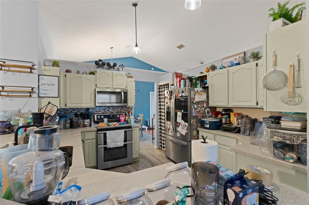 合同活跃: $319,900 (4 贝兹, 2 浴室, 2080 平方英尺)