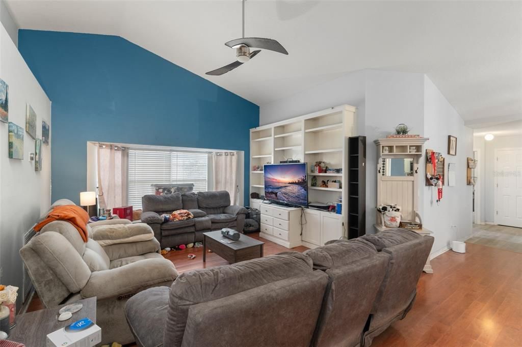 合同活跃: $319,900 (4 贝兹, 2 浴室, 2080 平方英尺)