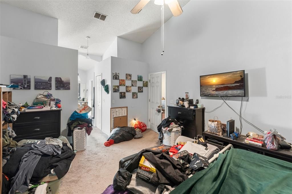 合同活跃: $319,900 (4 贝兹, 2 浴室, 2080 平方英尺)