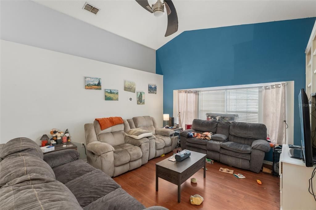 合同活跃: $319,900 (4 贝兹, 2 浴室, 2080 平方英尺)