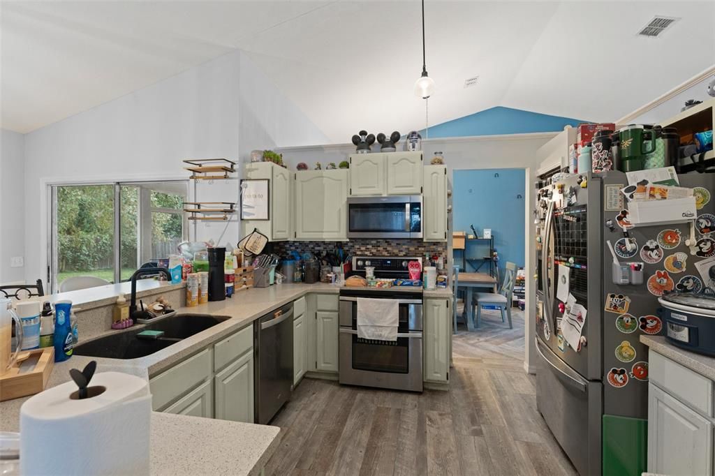 合同活跃: $319,900 (4 贝兹, 2 浴室, 2080 平方英尺)