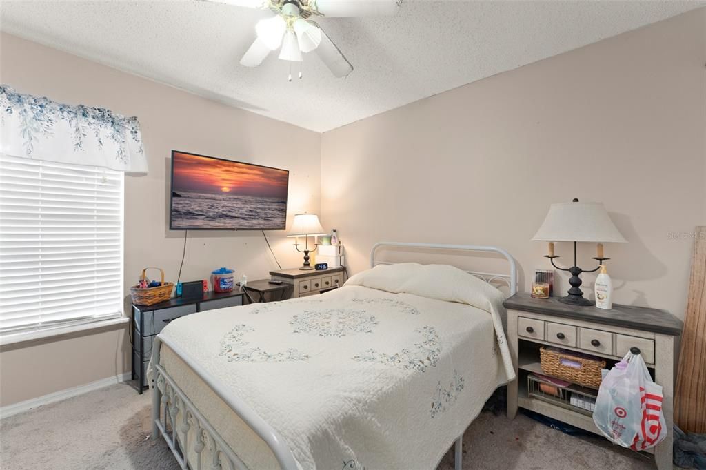 合同活跃: $319,900 (4 贝兹, 2 浴室, 2080 平方英尺)