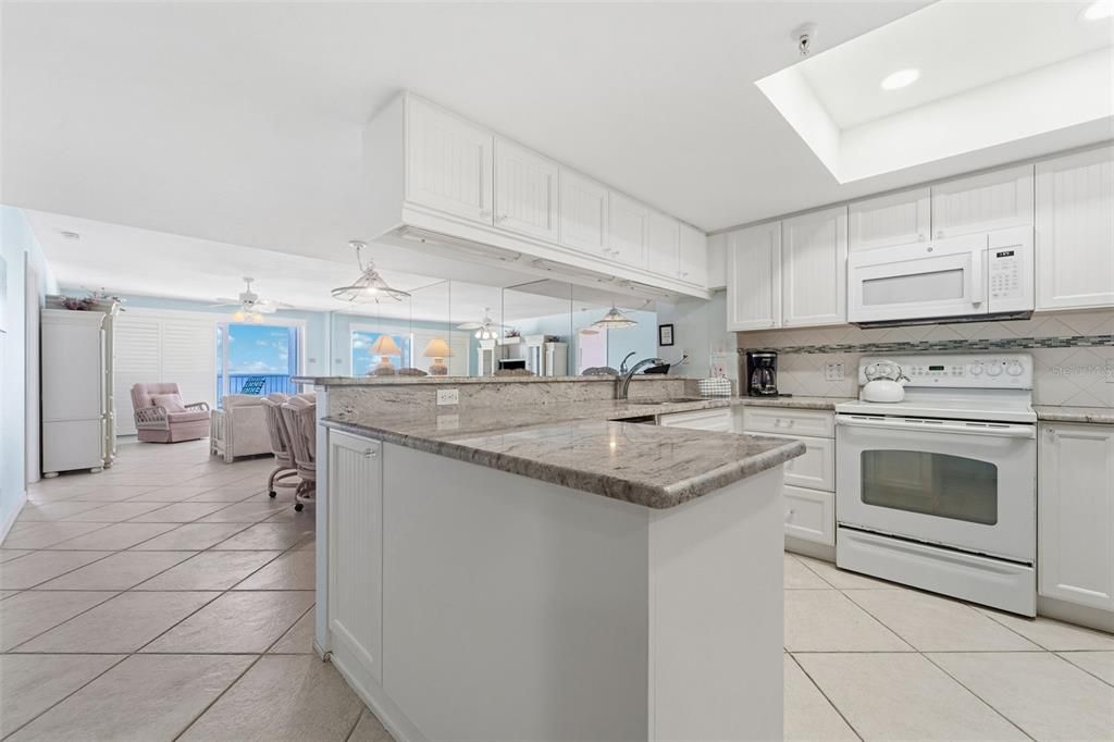 合同活跃: $999,900 (3 贝兹, 2 浴室, 1345 平方英尺)