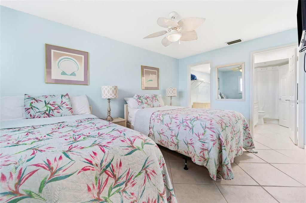 合同活跃: $999,900 (3 贝兹, 2 浴室, 1345 平方英尺)