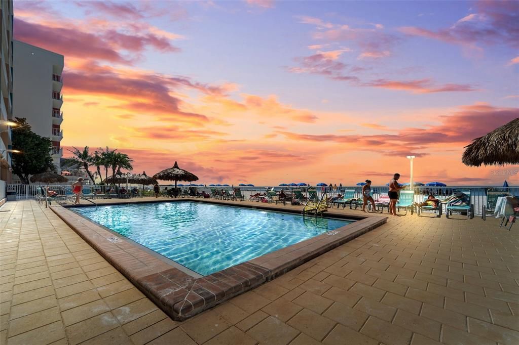 合同活跃: $999,900 (3 贝兹, 2 浴室, 1345 平方英尺)