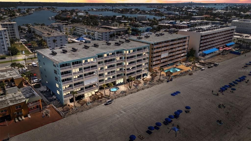 合同活跃: $999,900 (3 贝兹, 2 浴室, 1345 平方英尺)