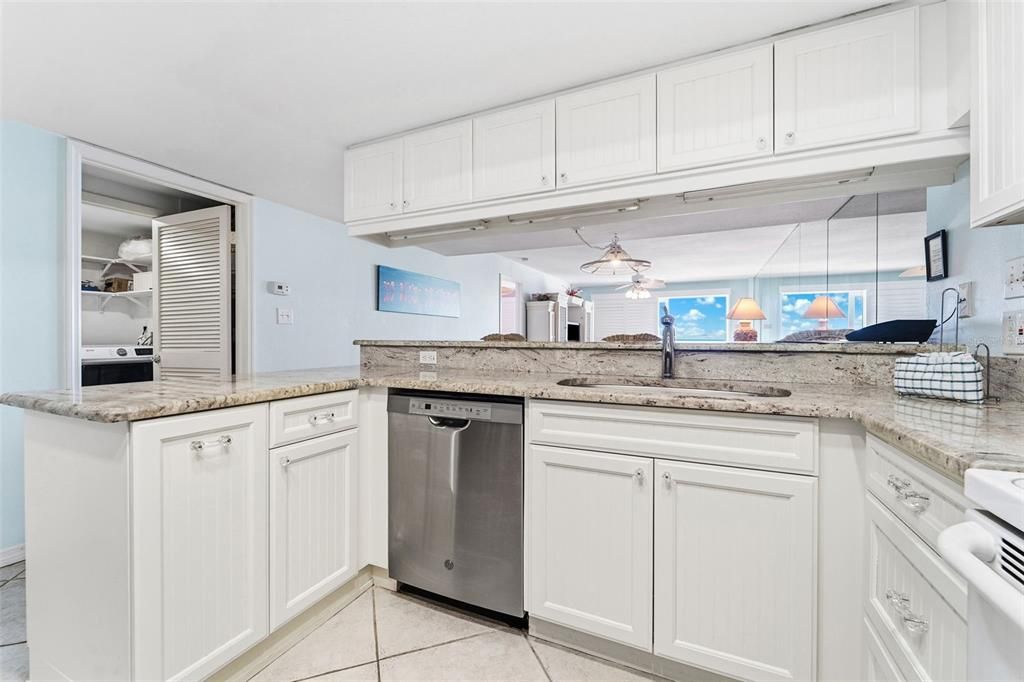 合同活跃: $999,900 (3 贝兹, 2 浴室, 1345 平方英尺)