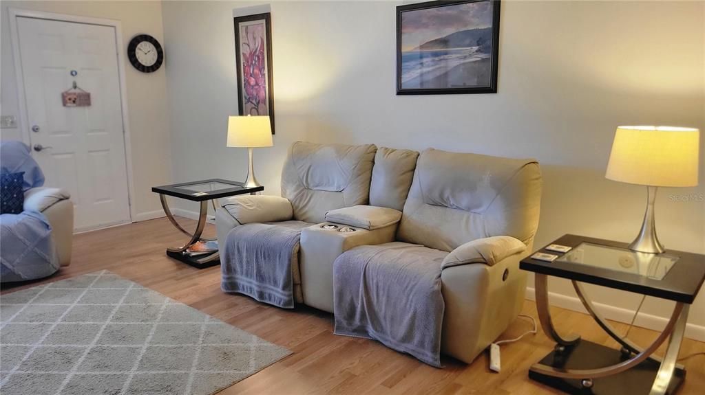 Active With Contract: $119,999 (2 beds, 2 baths, 1385 Square Feet)