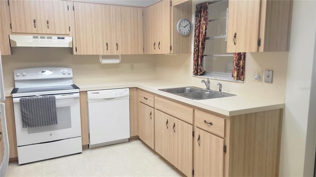 Active With Contract: $119,999 (2 beds, 2 baths, 1385 Square Feet)