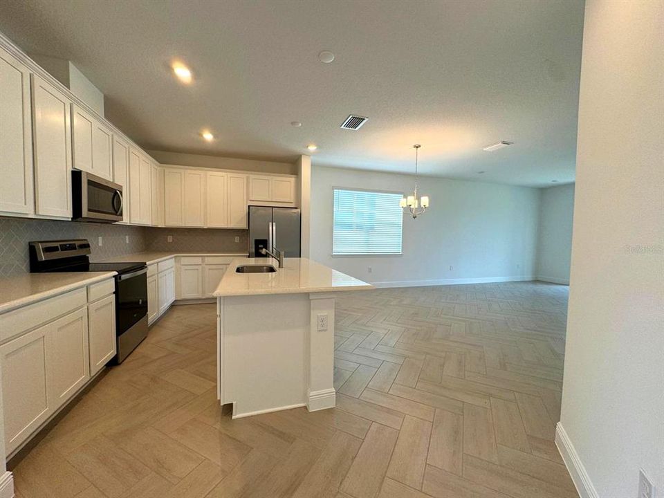 For Rent: $2,750 (4 beds, 2 baths, 1884 Square Feet)