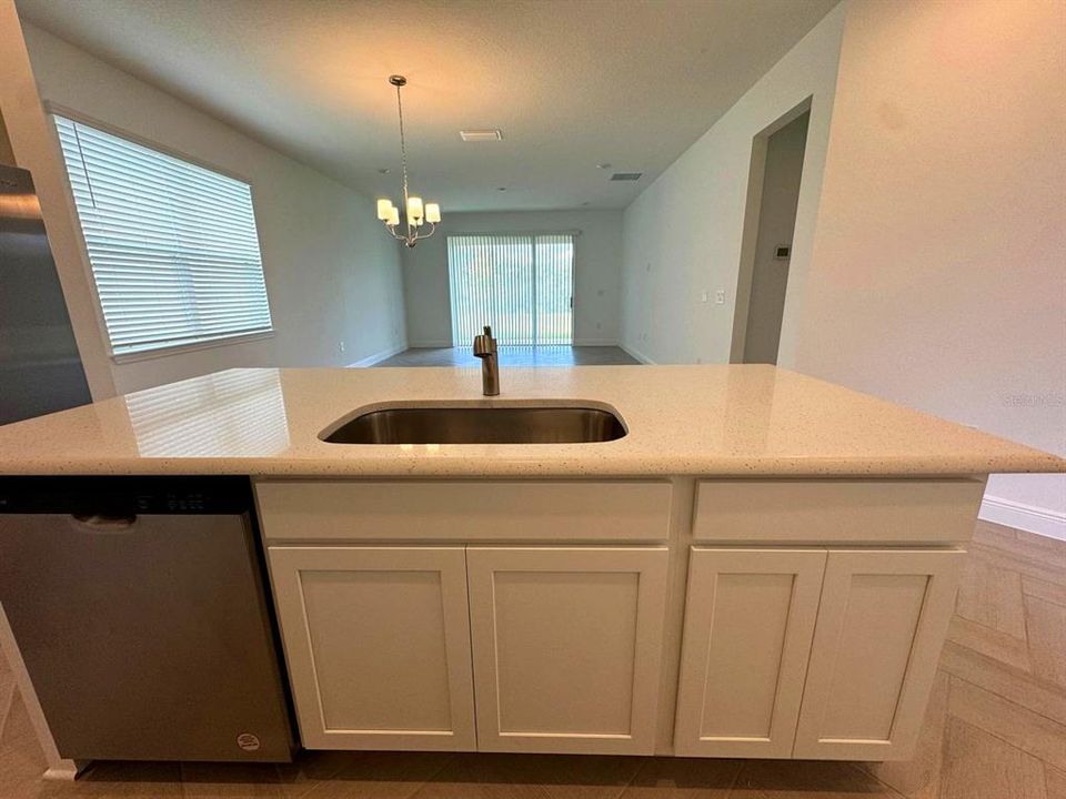 For Rent: $2,750 (4 beds, 2 baths, 1884 Square Feet)