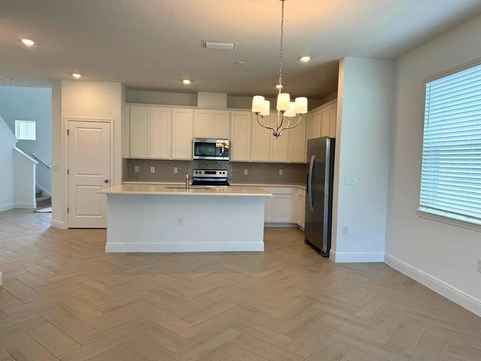 For Rent: $2,750 (4 beds, 2 baths, 1884 Square Feet)