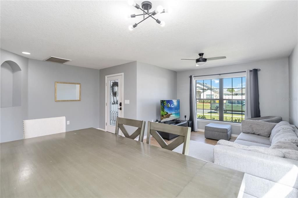 На продажу: $449,000 (4 спален, 2 ванн, 1892 Квадратных фут)