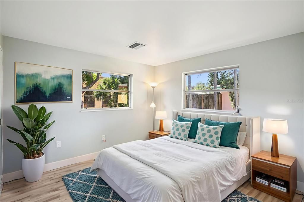 На продажу: $439,900 (2 спален, 2 ванн, 1064 Квадратных фут)