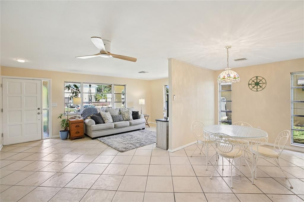 На продажу: $439,900 (2 спален, 2 ванн, 1064 Квадратных фут)