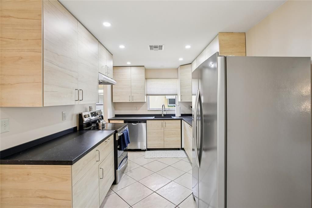 На продажу: $439,900 (2 спален, 2 ванн, 1064 Квадратных фут)