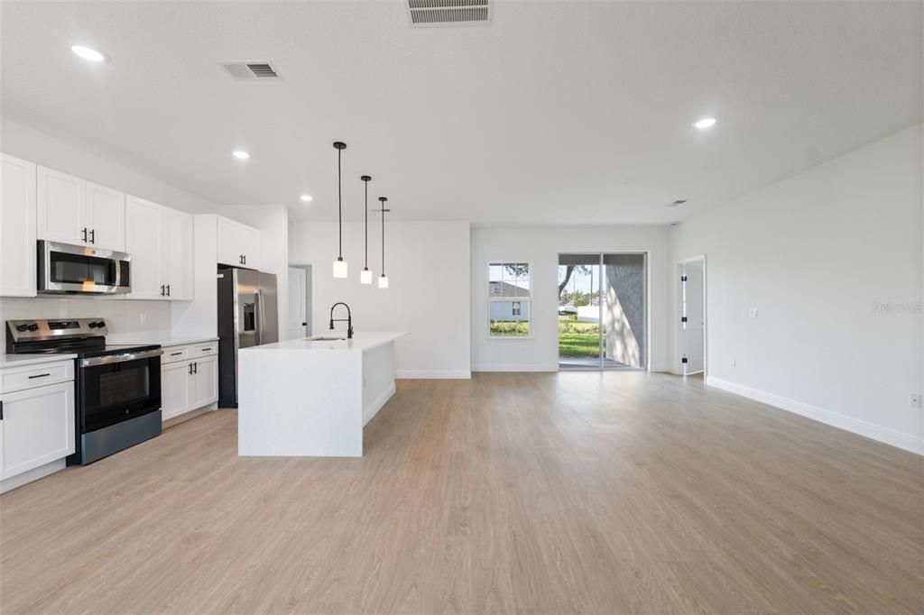 For Sale: $322,000 (4 beds, 2 baths, 1751 Square Feet)