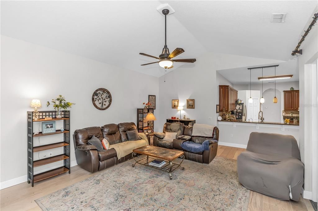 En Venta: $744,900 (4 camas, 3 baños, 2836 Pies cuadrados)