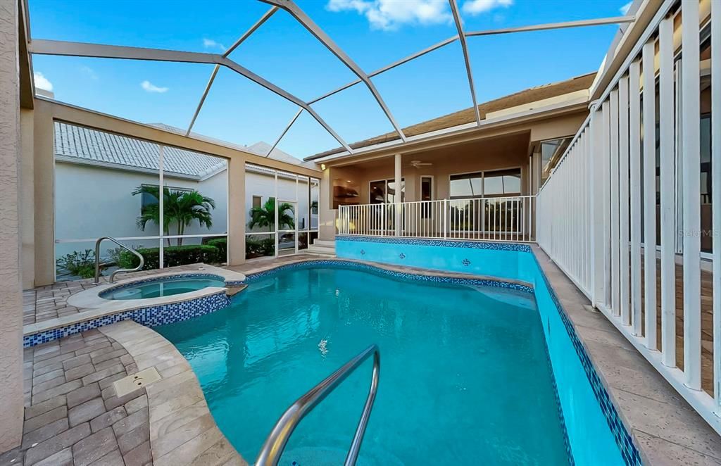 合同活跃: $1,025,000 (4 贝兹, 3 浴室, 2928 平方英尺)