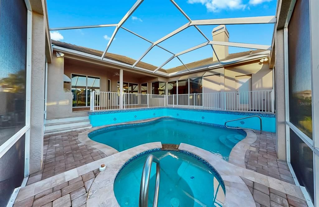 合同活跃: $1,025,000 (4 贝兹, 3 浴室, 2928 平方英尺)