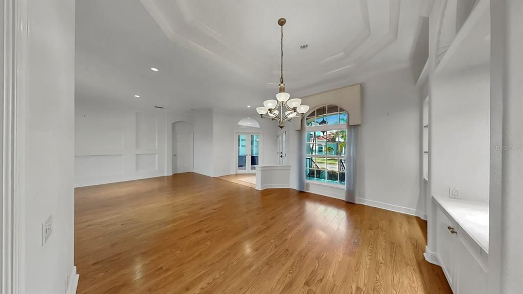 合同活跃: $1,025,000 (4 贝兹, 3 浴室, 2928 平方英尺)