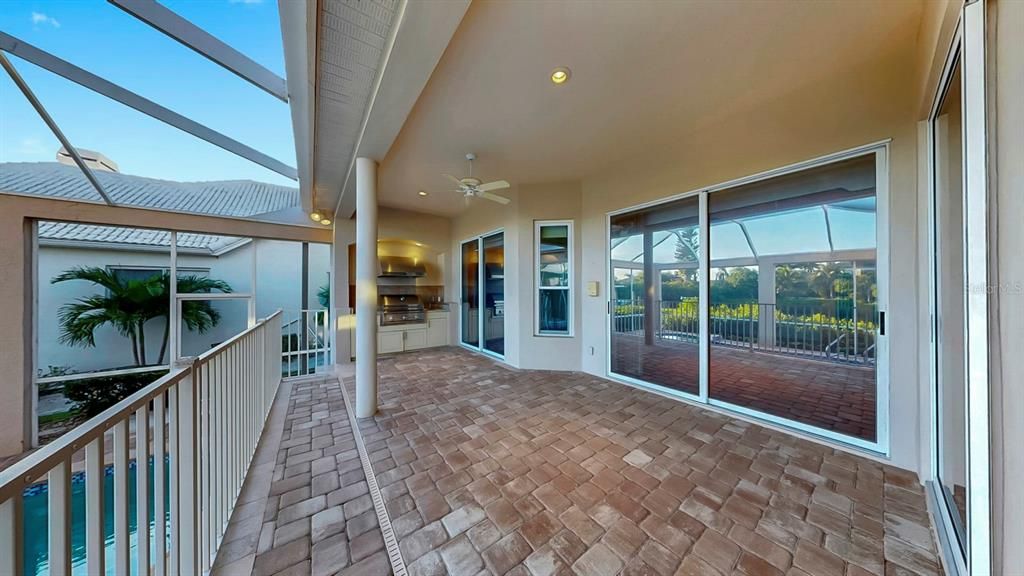 合同活跃: $1,025,000 (4 贝兹, 3 浴室, 2928 平方英尺)