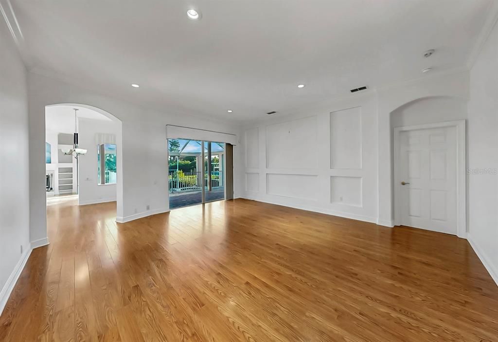 合同活跃: $1,025,000 (4 贝兹, 3 浴室, 2928 平方英尺)