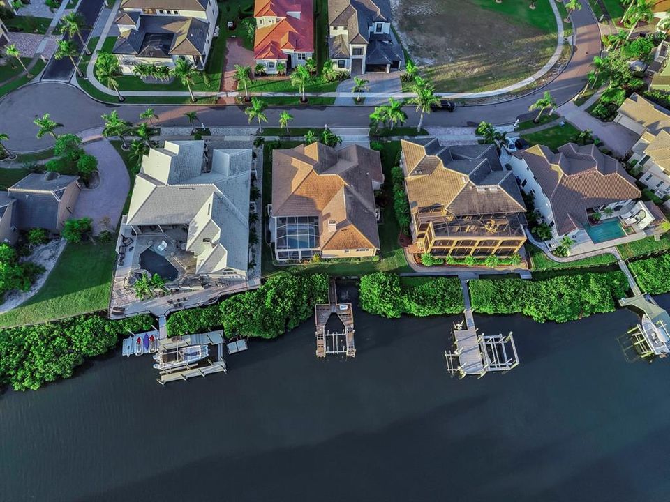 合同活跃: $1,025,000 (4 贝兹, 3 浴室, 2928 平方英尺)