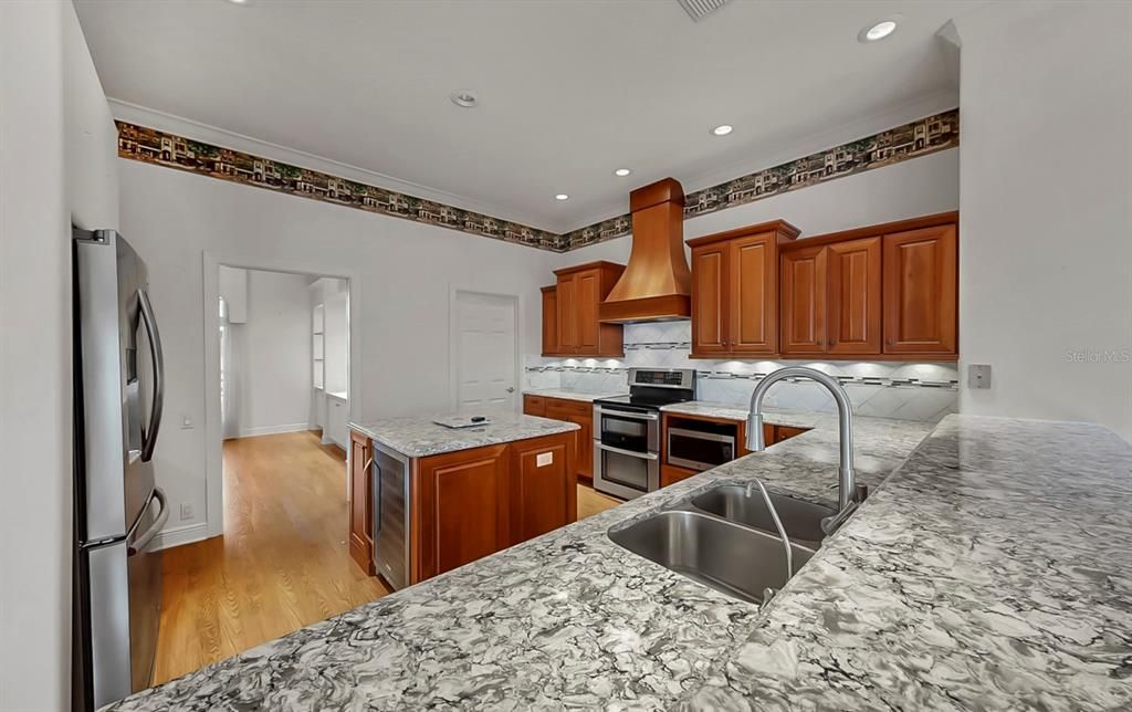 合同活跃: $1,025,000 (4 贝兹, 3 浴室, 2928 平方英尺)