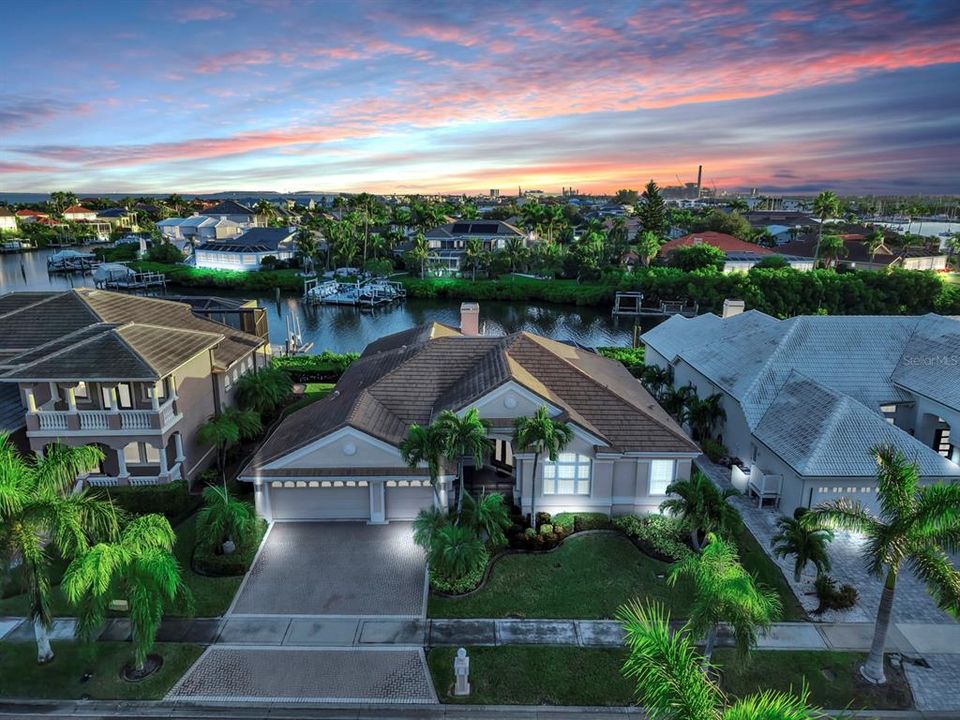 合同活跃: $1,025,000 (4 贝兹, 3 浴室, 2928 平方英尺)