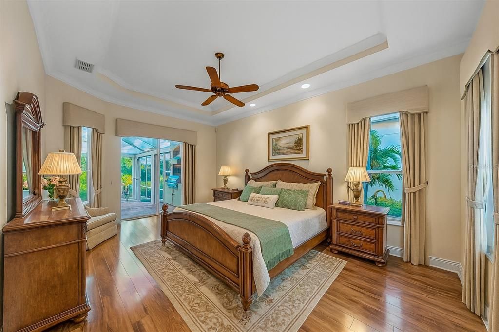 合同活跃: $1,025,000 (4 贝兹, 3 浴室, 2928 平方英尺)