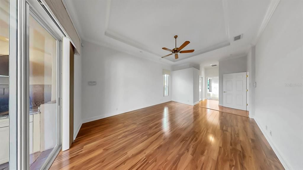 合同活跃: $1,025,000 (4 贝兹, 3 浴室, 2928 平方英尺)