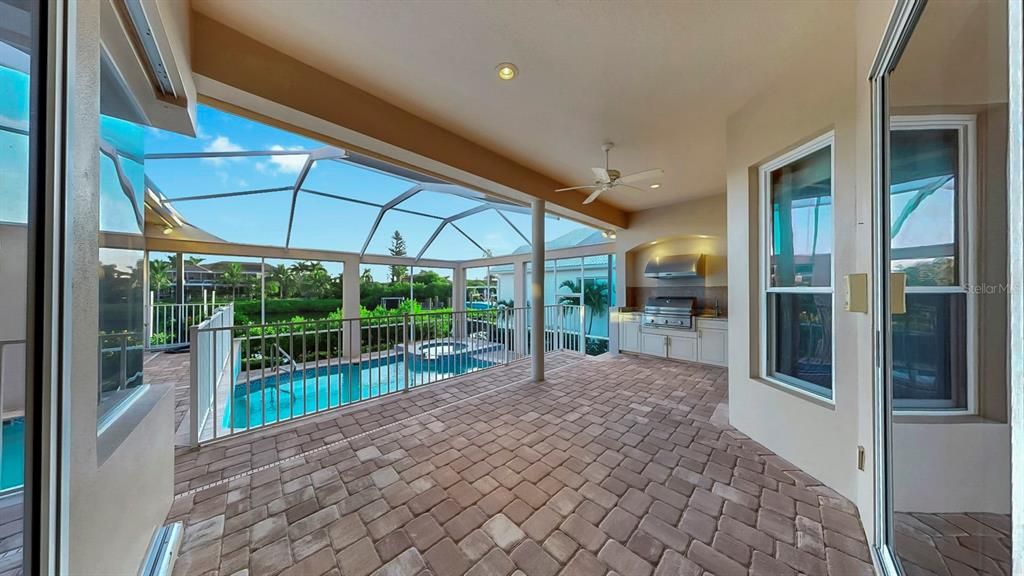 合同活跃: $1,025,000 (4 贝兹, 3 浴室, 2928 平方英尺)