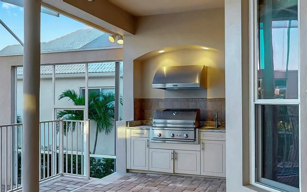 合同活跃: $1,025,000 (4 贝兹, 3 浴室, 2928 平方英尺)