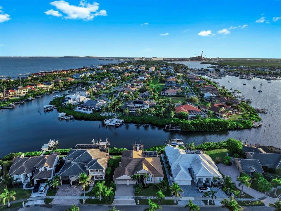 合同活跃: $1,025,000 (4 贝兹, 3 浴室, 2928 平方英尺)