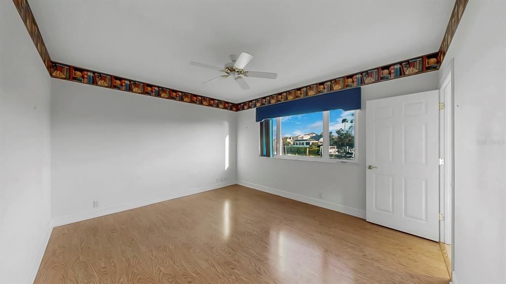 合同活跃: $1,025,000 (4 贝兹, 3 浴室, 2928 平方英尺)